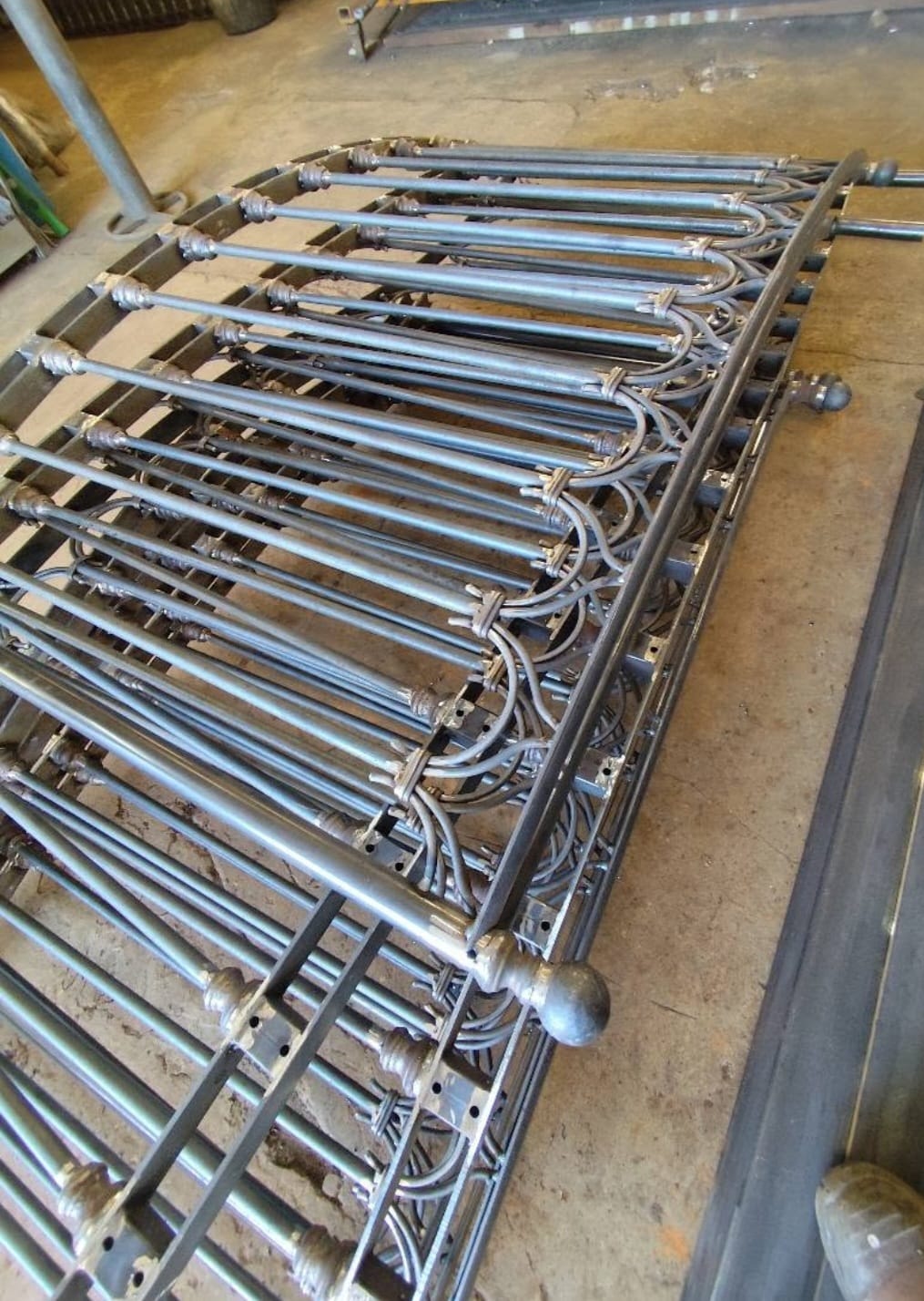 Elemento decorativo con volute in ferro battuto — lavorazione pre-trattamento in officina del fabbro — Pergola in ferro battuto con volute ornamentali — Cerosillo