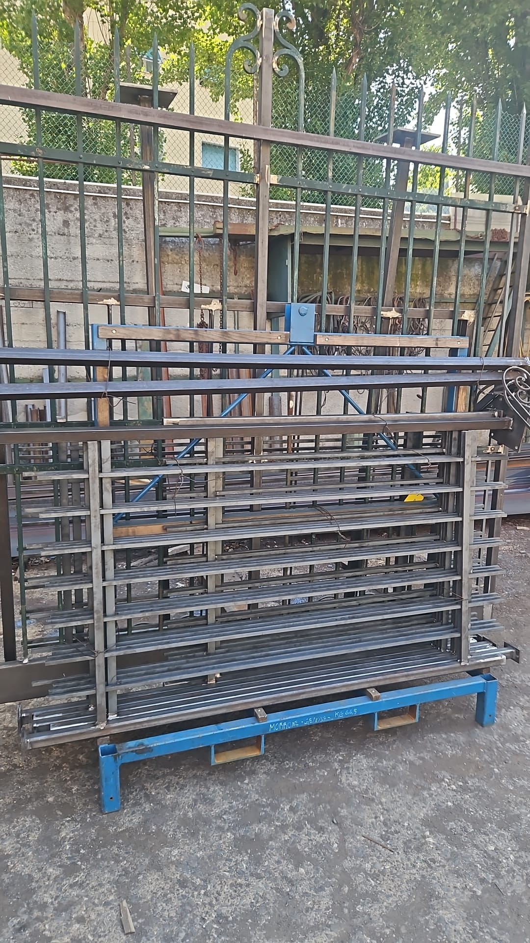 Ringhiere ornamentali con terminali sferici e volute — pronte per il bagno di zinco